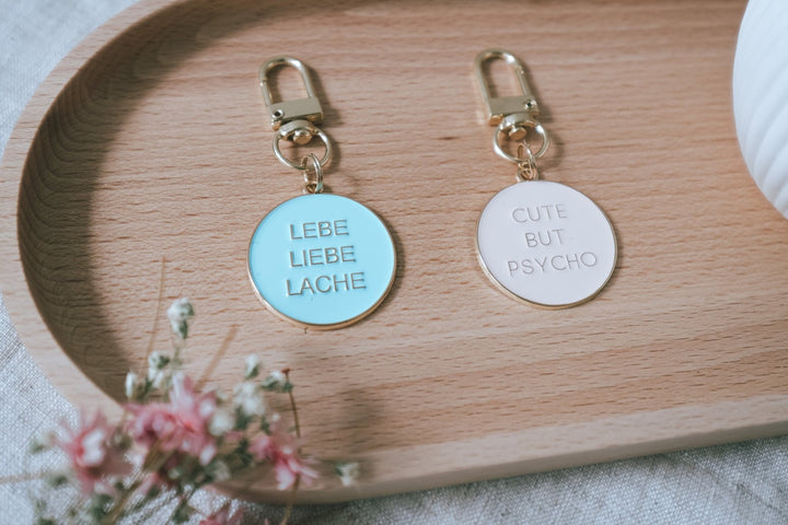 Schlüsselanhänger "Lebe Liebe Lache" aus Metall in türkis und gold - Jellies Design