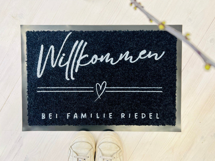 Die kleine Schwarze. Fussmatte mit Eurem Familien Namen für Indoor - Geschenk für Einzug Umzug - Mit kleinem Herz - Hochzeitsgeschenk - Jellies Design